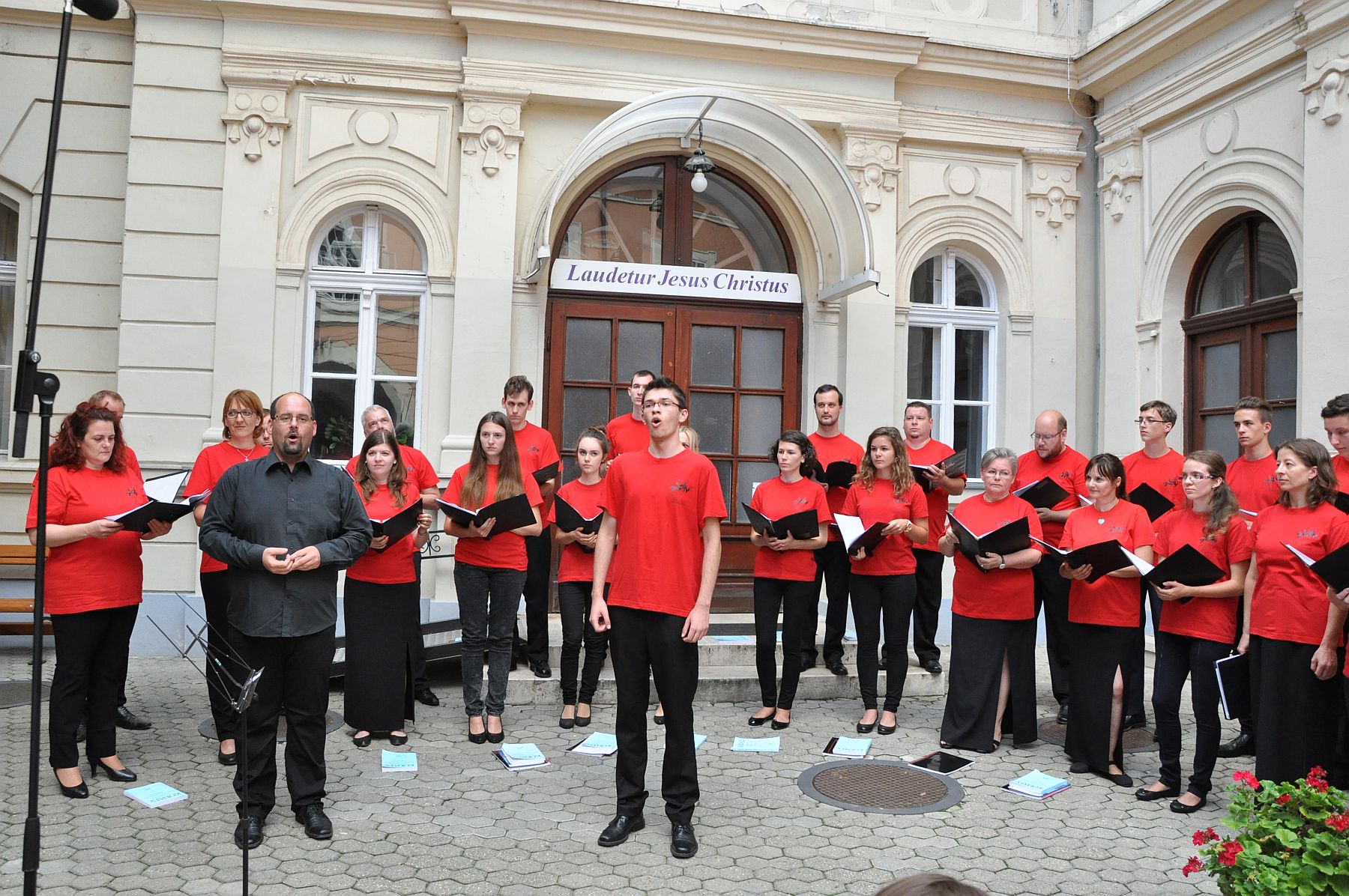 A soproni Kórus Spontánusz fellépése Székesfehérváron a Szent István Művelődési Ház díszudvarán